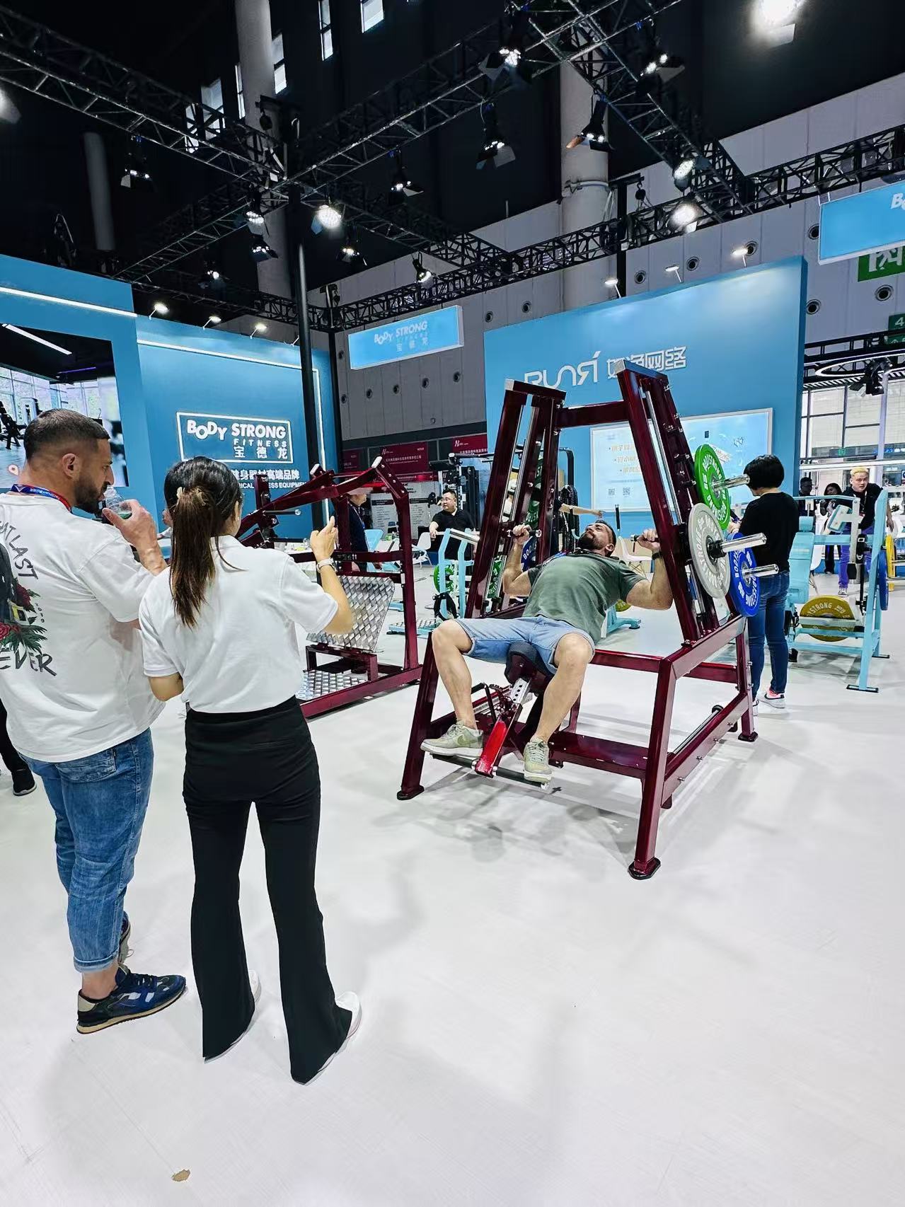 91香蕉视频黄色视频塔式推胸训练器